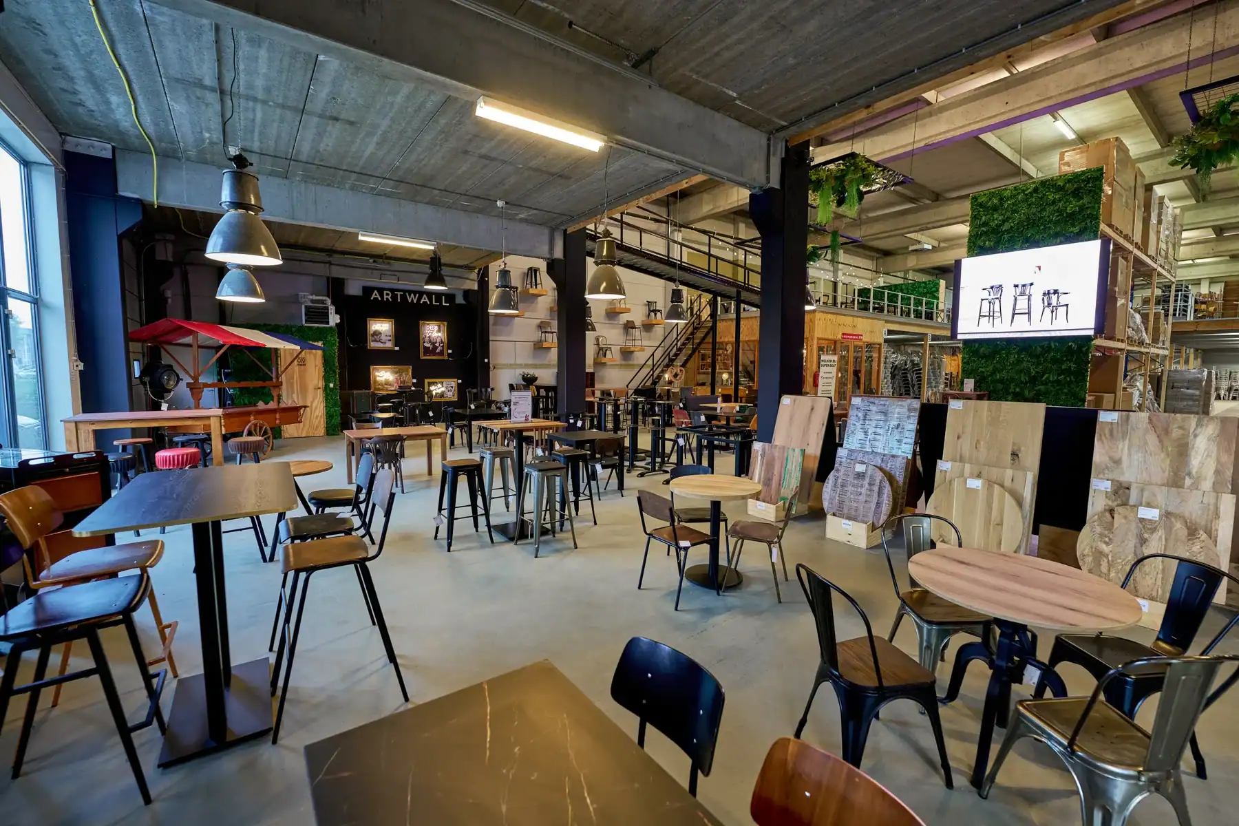 De Super Seat-showroom met horecastoelen en tafels